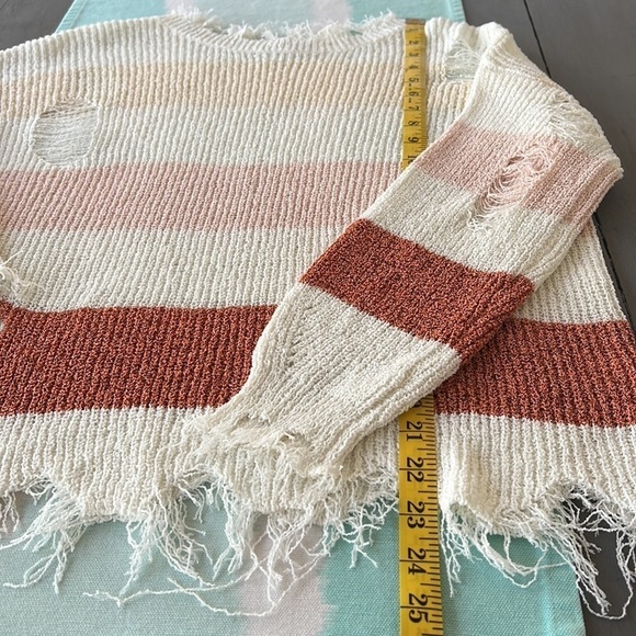 Le Lis Distressed & Shark Bite Raw Hem Detail‎ Crewneck Long Sleeve Sweater - Picture 8 of 8